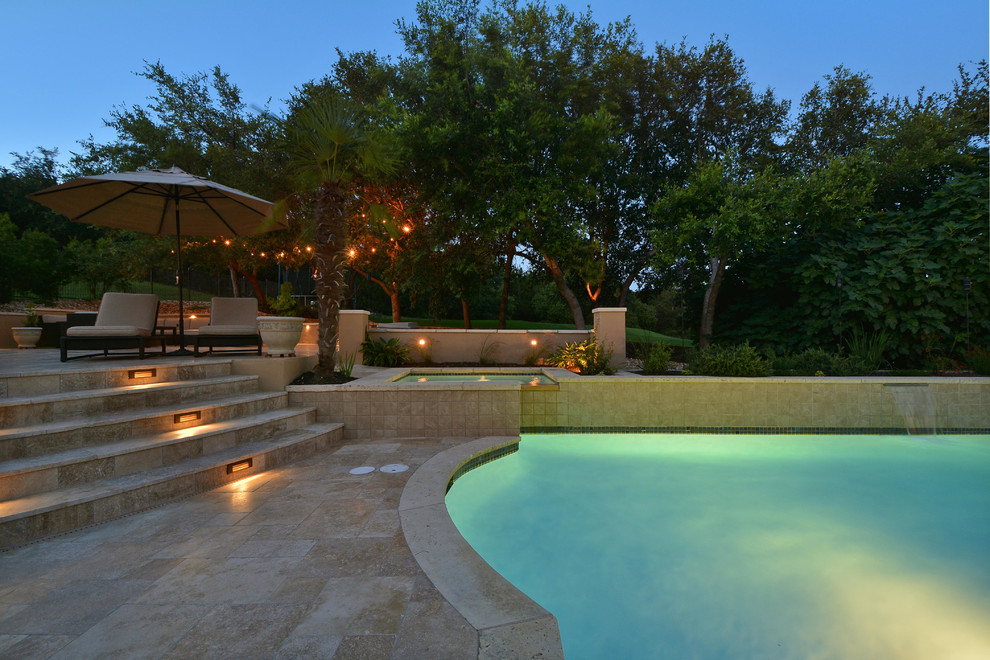 Пример оригинального дизайна: прямоугольный бассейн на заднем дворе в современном стиле с покрытием из каменной брусчатки