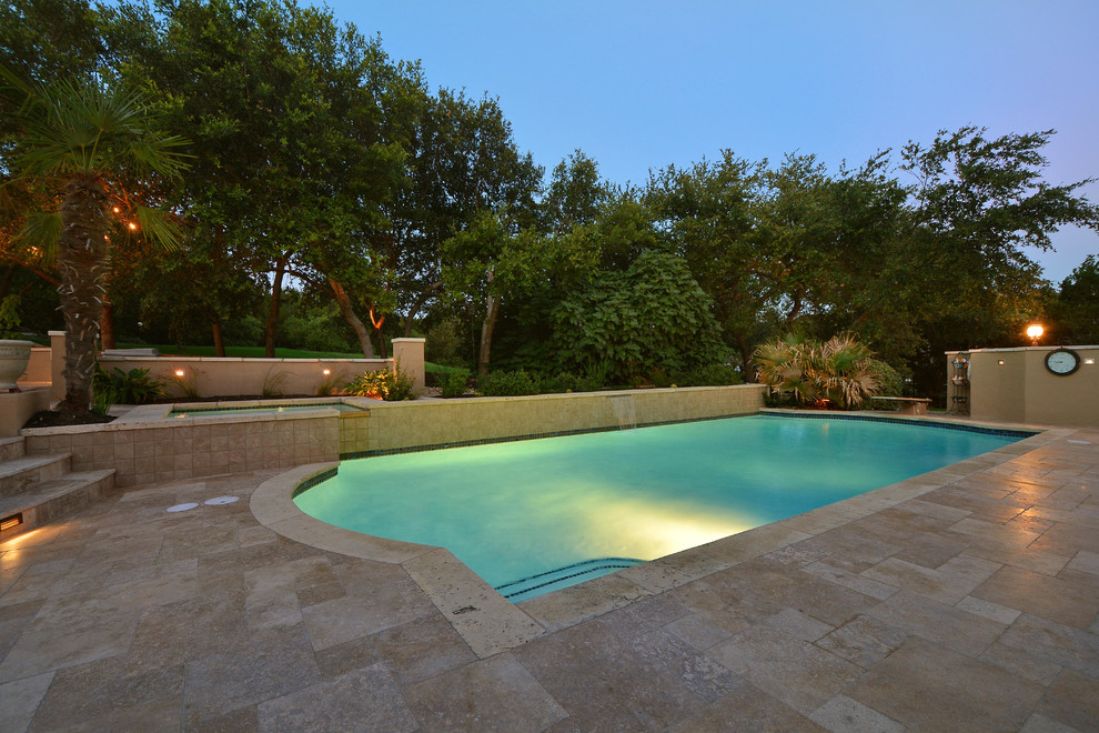 Ejemplo de piscina contemporánea rectangular en patio trasero con adoquines de piedra natural