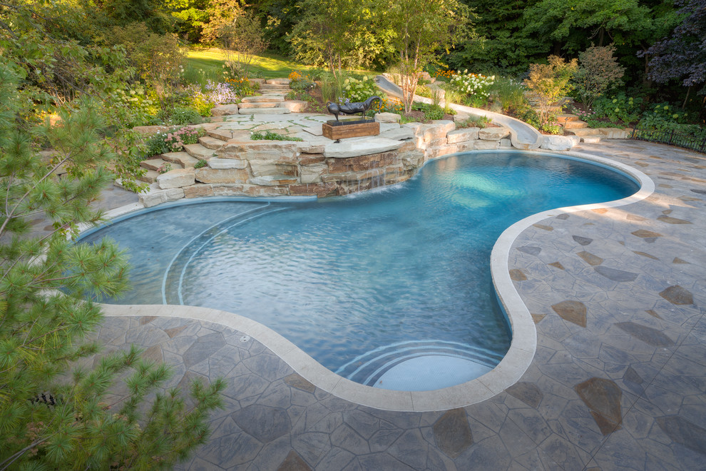 Свежая идея для дизайна: большой естественный бассейн произвольной формы на заднем дворе в стиле рустика с водной горкой - отличное фото интерьера