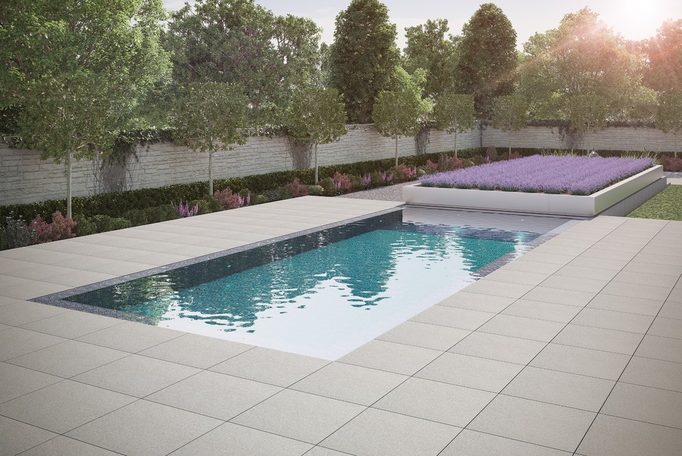Mittelgroßer Moderner Indoor-Pool in rechteckiger Form mit Wasserspiel und Betonboden in Miami