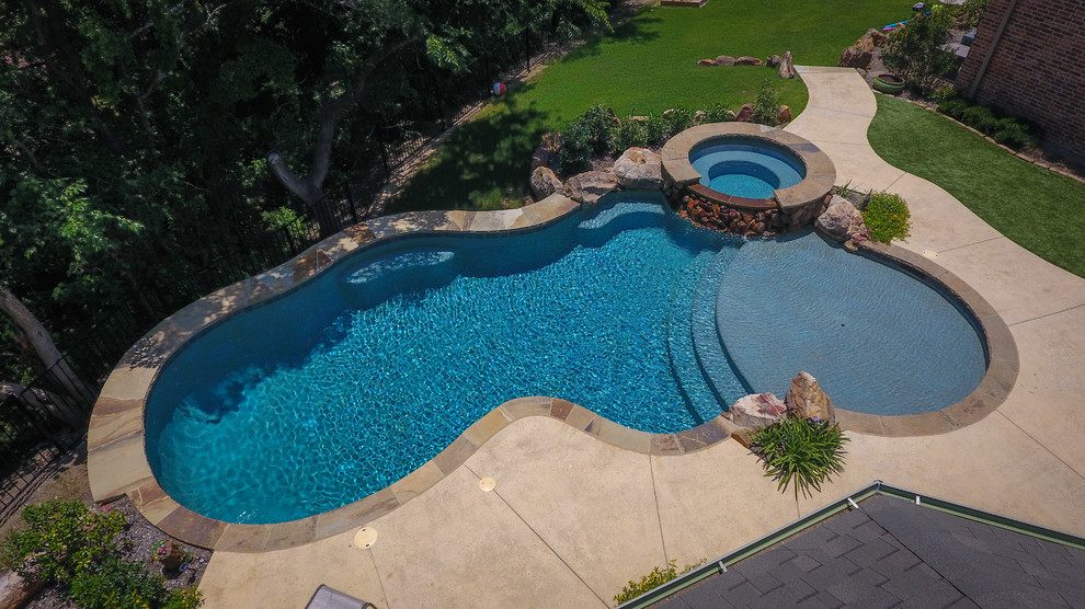 Example of an island style pool design in Dallas