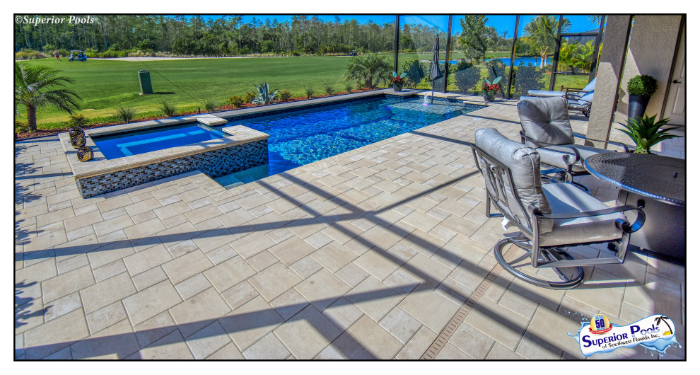 Idee per una piscina monocorsia tropicale rettangolare di medie dimensioni e dietro casa con una dépendance a bordo piscina e pavimentazioni in mattoni