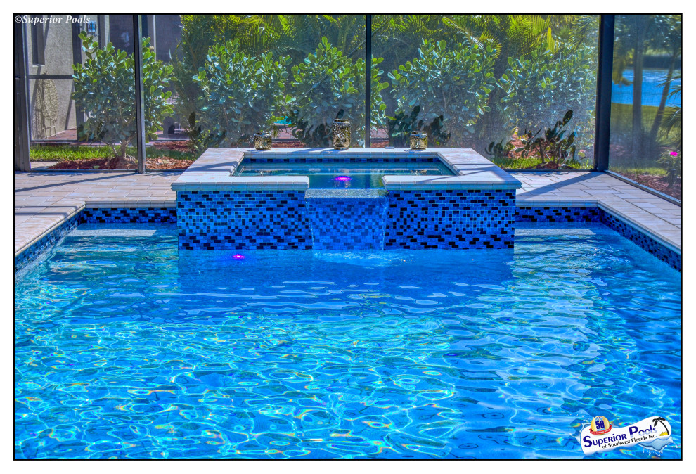 Imagen de casa de la piscina y piscina alargada exótica de tamaño medio rectangular en patio trasero con adoquines de ladrillo