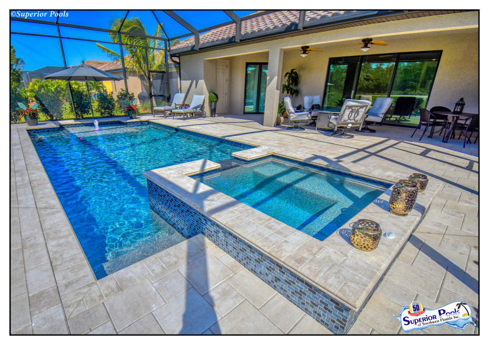 Modelo de casa de la piscina y piscina alargada tropical de tamaño medio rectangular en patio trasero con adoquines de ladrillo