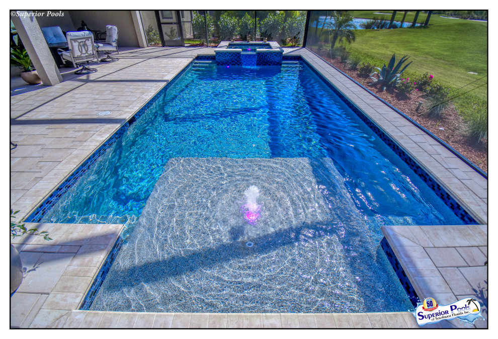 Imagen de casa de la piscina y piscina alargada exótica de tamaño medio rectangular en patio trasero con adoquines de ladrillo