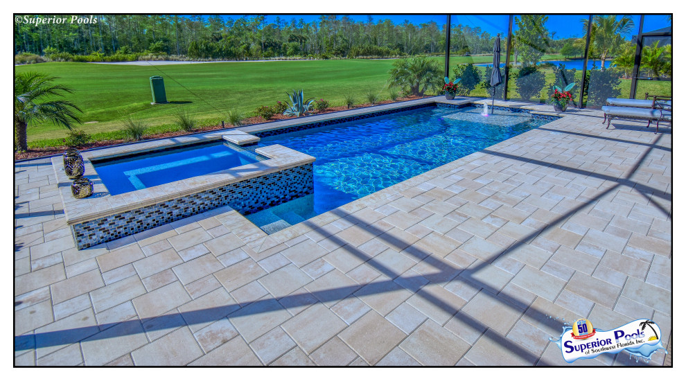 Foto de casa de la piscina y piscina alargada tropical de tamaño medio rectangular en patio trasero con adoquines de ladrillo