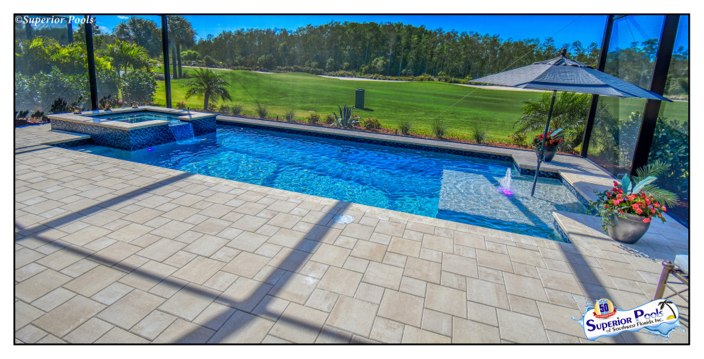 Diseño de casa de la piscina y piscina alargada exótica de tamaño medio rectangular en patio trasero con adoquines de ladrillo