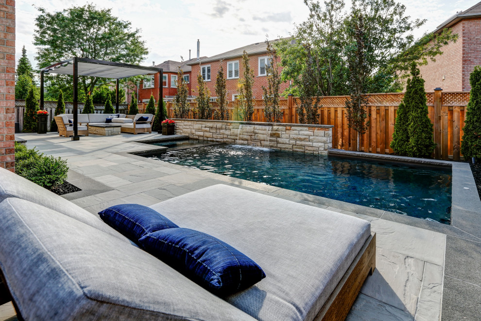 Imagen de piscinas y jacuzzis clásicos renovados pequeños rectangulares en patio trasero con adoquines de piedra natural