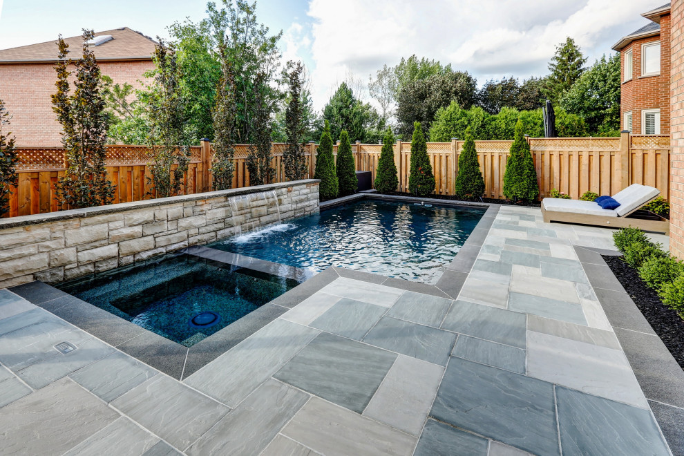 Diseño de piscinas y jacuzzis tradicionales renovados pequeños rectangulares en patio trasero con adoquines de piedra natural