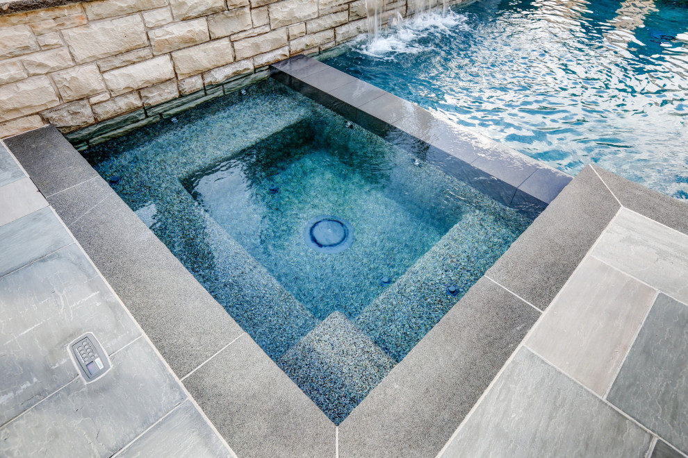 Diseño de piscinas y jacuzzis clásicos renovados pequeños rectangulares en patio trasero con adoquines de piedra natural