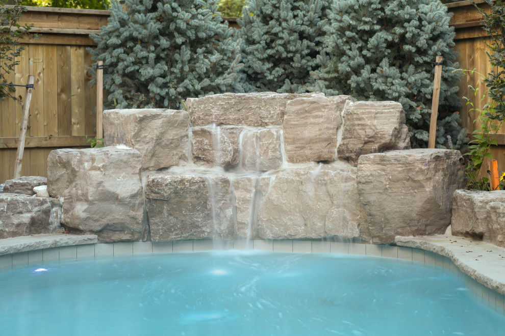 Idee per una piccola piscina classica personalizzata dietro casa con una dépendance a bordo piscina e pavimentazioni in cemento