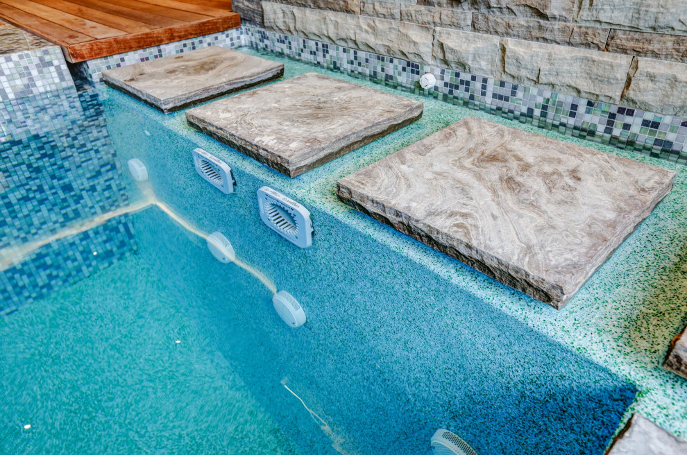 Foto di una piccola piscina coperta eclettica rettangolare con una vasca idromassaggio e pedane