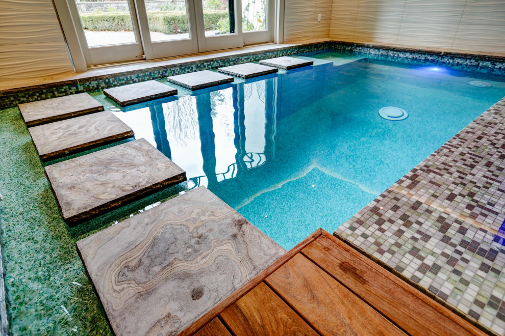 Foto di una piccola piscina coperta bohémian rettangolare con una vasca idromassaggio e pedane