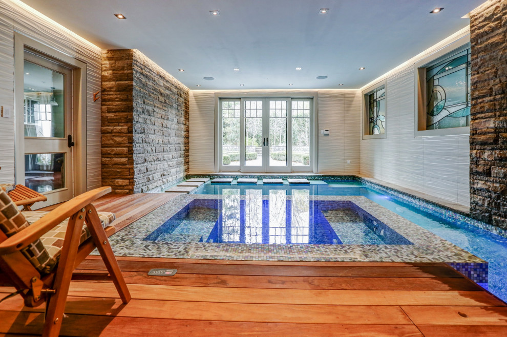 Idée de décoration pour une petite piscine intérieure bohème rectangle avec un bain bouillonnant et une terrasse en bois.