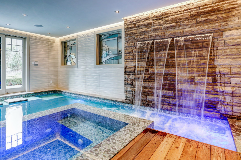Foto de piscinas y jacuzzis eclécticos pequeños interiores y rectangulares con entablado
