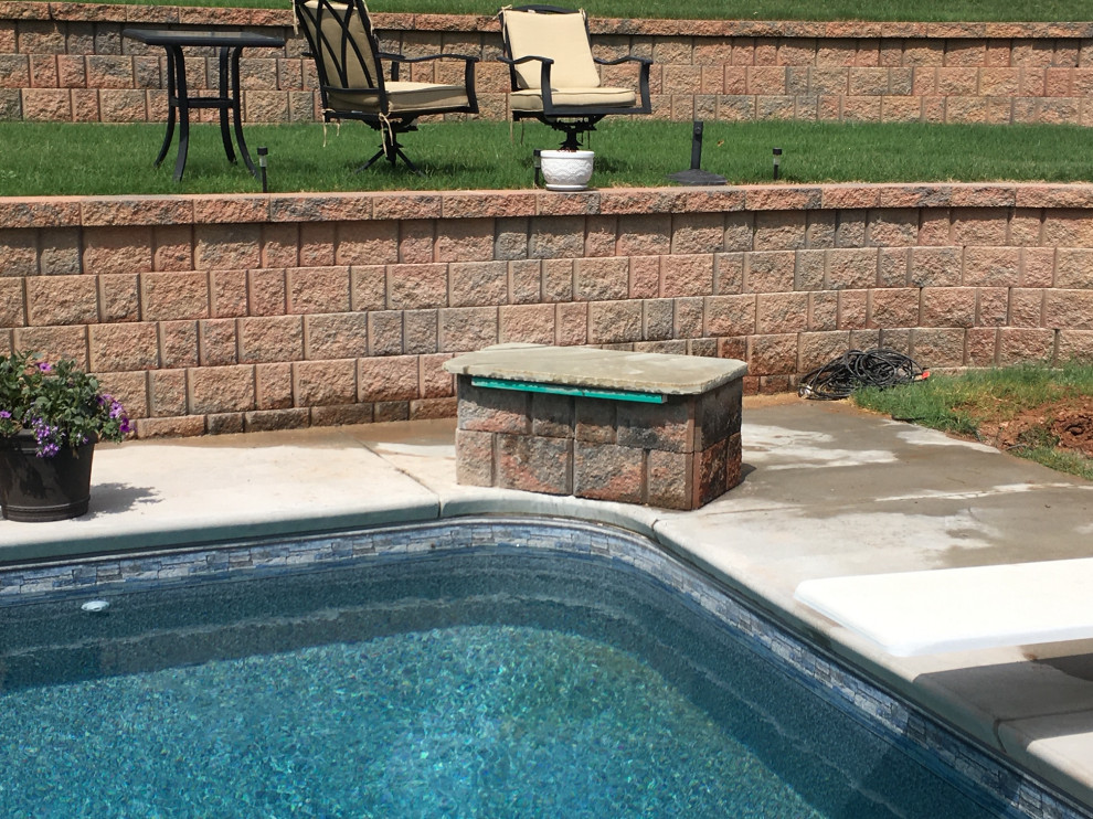 Esempio di una piccola piscina stile americano dietro casa