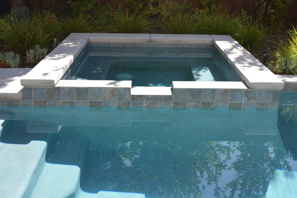 Inspiration för en liten funkis anpassad pool på baksidan av huset, med spabad och trädäck