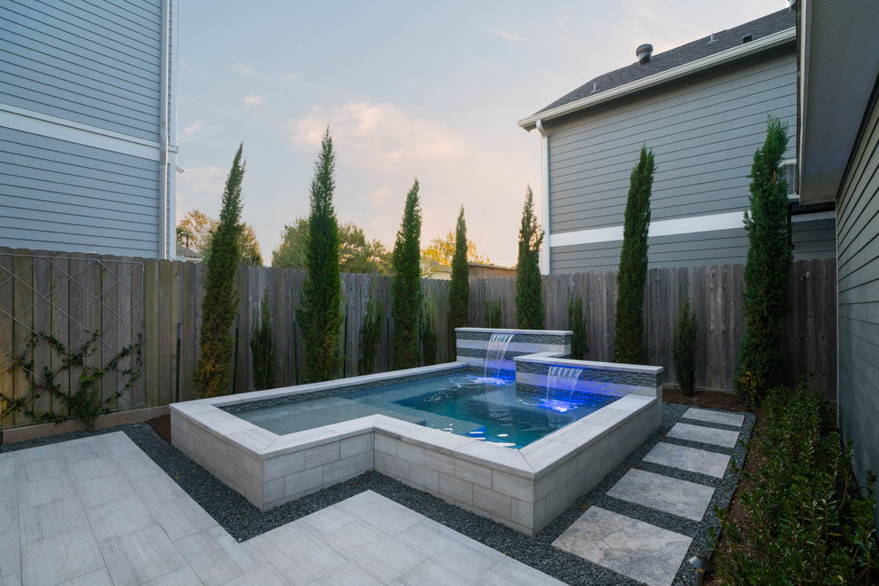 Foto de piscinas y jacuzzis contemporáneos pequeños rectangulares en patio con adoquines de piedra natural