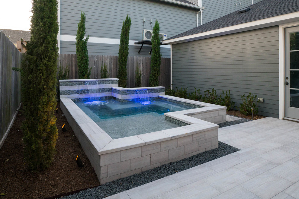 На фото: маленький прямоугольный бассейн на внутреннем дворе в современном стиле с джакузи и покрытием из каменной брусчатки для на участке и в саду
