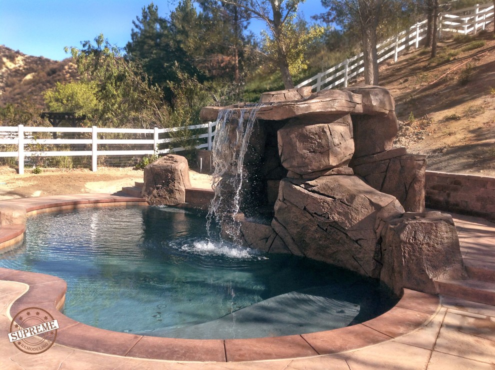 Ispirazione per una piccola piscina naturale minimal personalizzata dietro casa con una vasca idromassaggio e pavimentazioni in pietra naturale