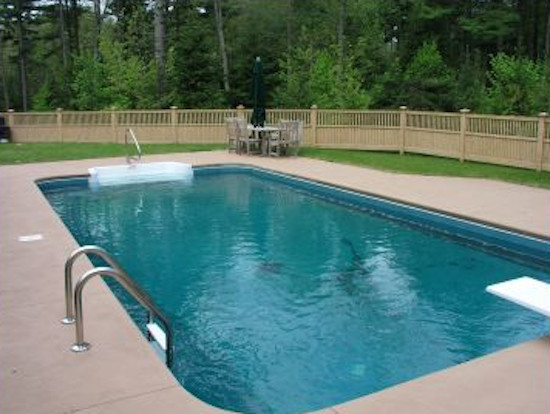 Foto di una piccola piscina american style rettangolare dietro casa con lastre di cemento