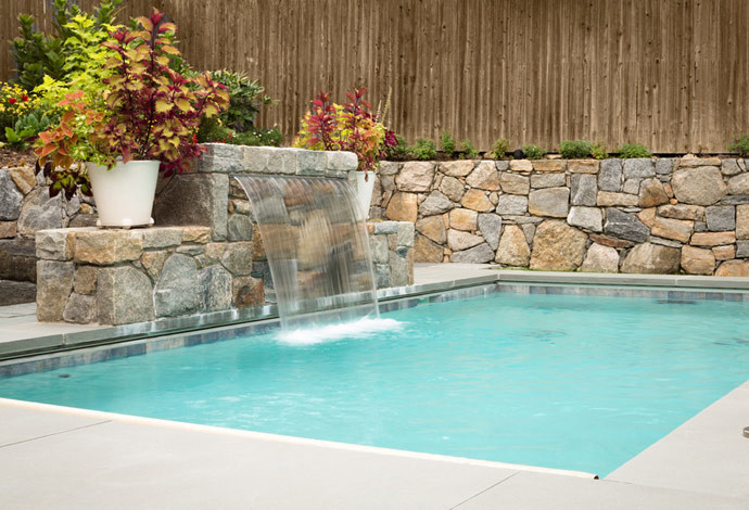Foto di una piccola piscina tradizionale rettangolare dietro casa con fontane