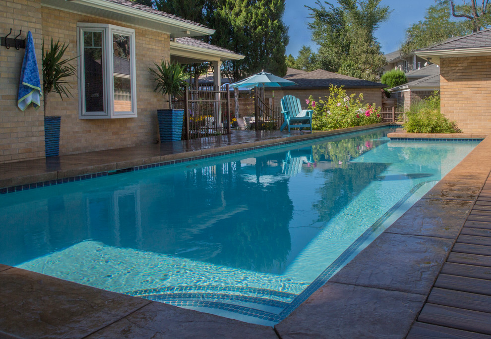 Diseño de piscinas y jacuzzis alargados contemporáneos pequeños en forma de L en patio trasero con entablado