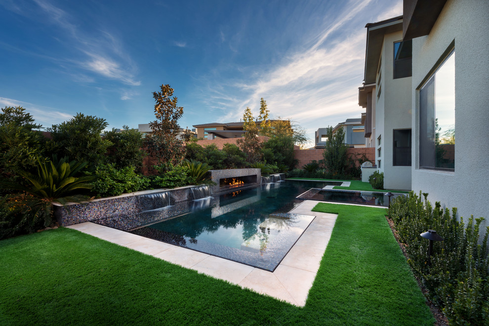 Idee per una piccola piscina a sfioro infinito minimalista personalizzata dietro casa con una vasca idromassaggio