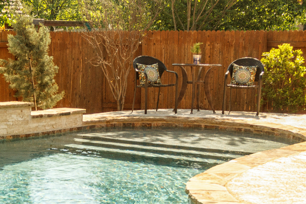 Idee per una piscina classica personalizzata di medie dimensioni e dietro casa con fontane e lastre di cemento