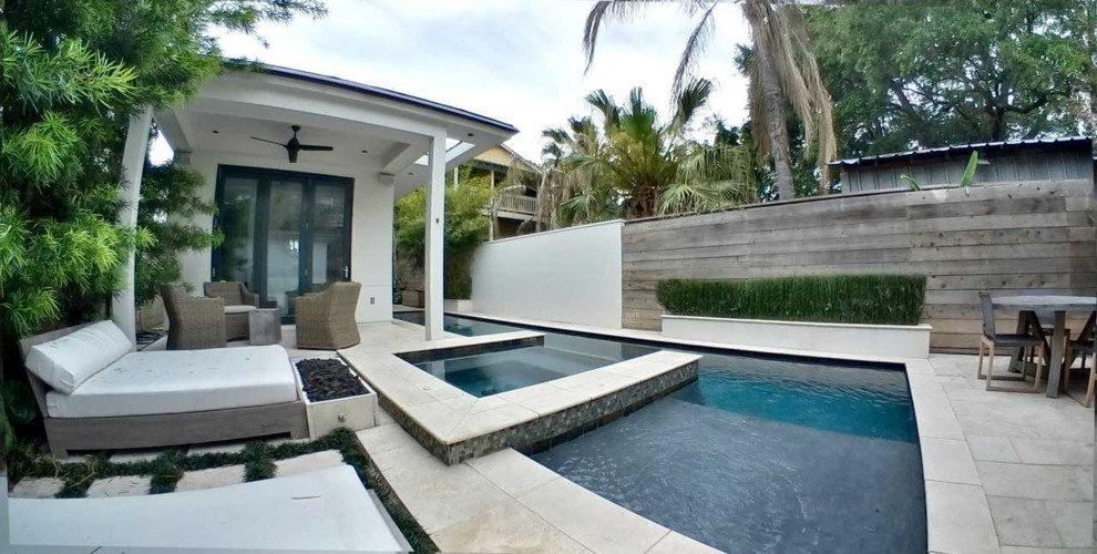 Foto de casa de la piscina y piscina alargada minimalista pequeña a medida en patio trasero con suelo de baldosas