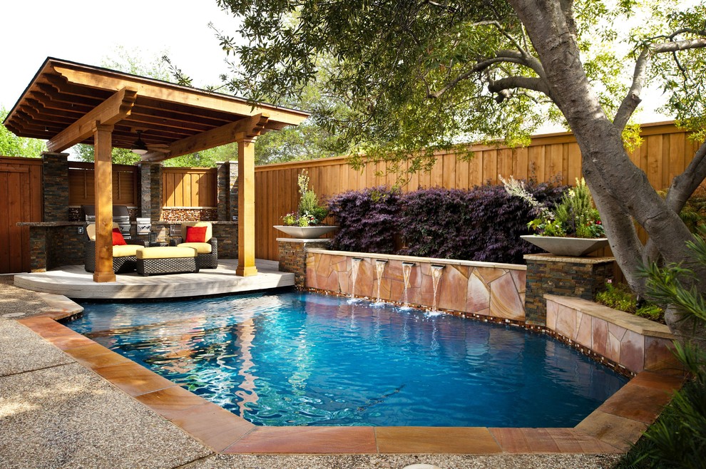 Elegant pool photo in Dallas
