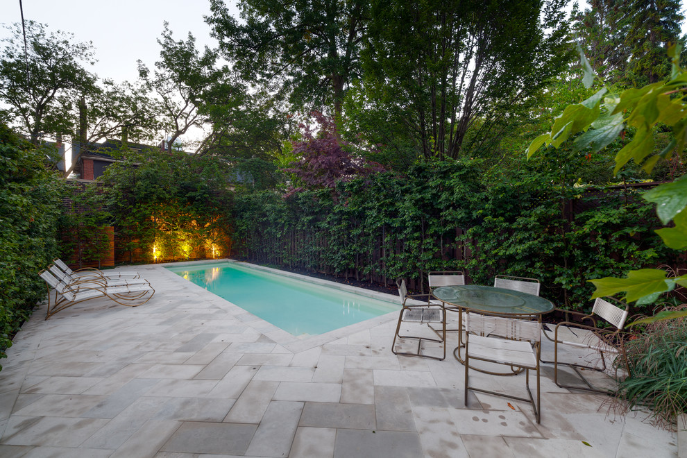 Immagine di una piccola piscina chic rettangolare dietro casa con pavimentazioni in pietra naturale