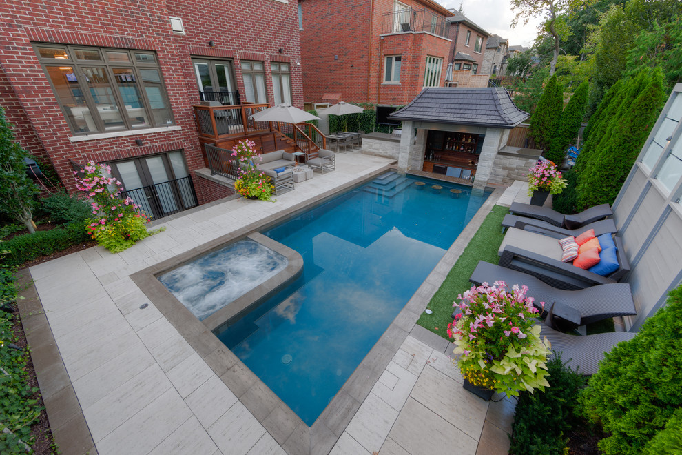 Idee per una piscina classica rettangolare di medie dimensioni e dietro casa con una dépendance a bordo piscina e pavimentazioni in pietra naturale