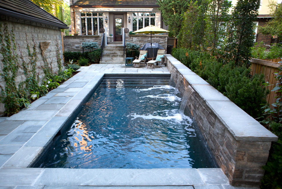 Cette photo montre un petit couloir de nage arrière chic rectangle avec un point d'eau et des pavés en pierre naturelle.