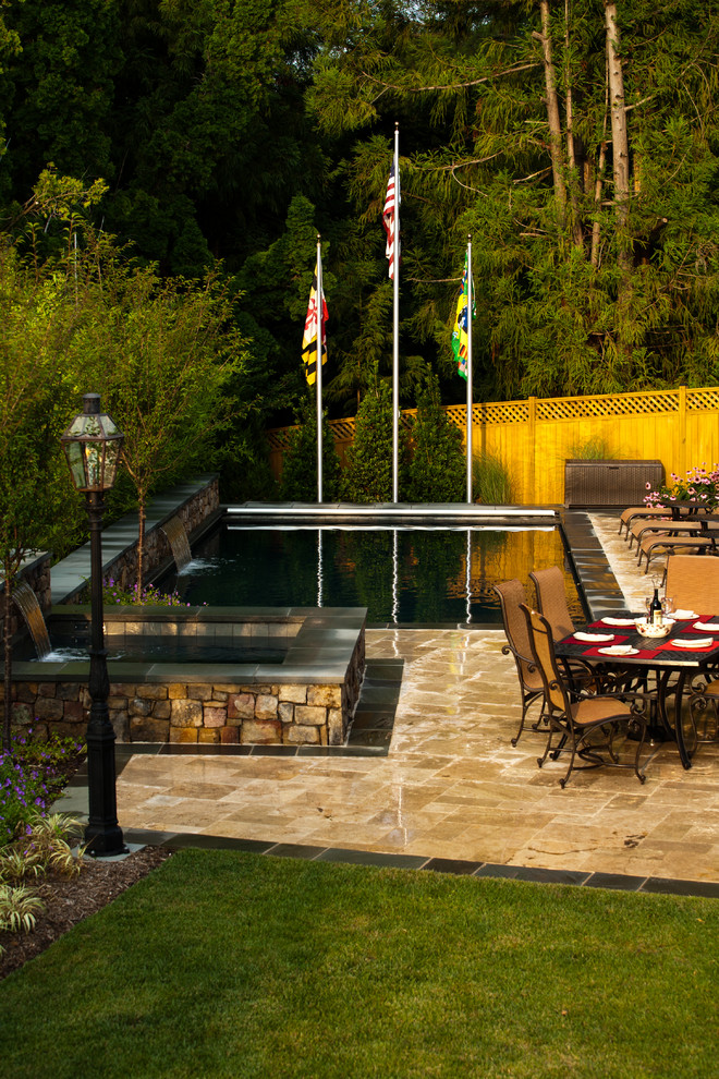 Foto de piscinas y jacuzzis clásicos pequeños rectangulares en patio trasero con adoquines de piedra natural