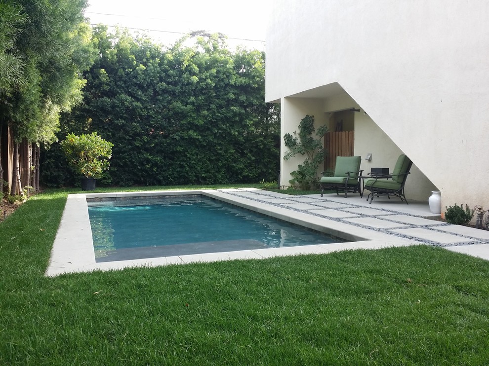 Inspiration pour un petit couloir de nage arrière minimaliste rectangle avec des pavés en béton.