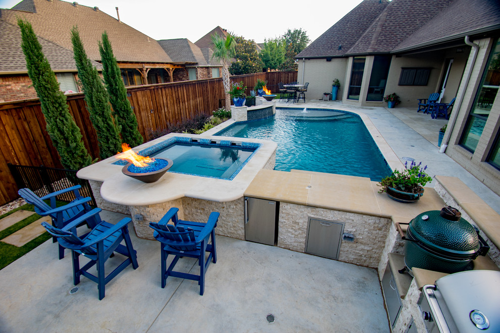 Diseño de piscina con fuente alargada tradicional renovada de tamaño medio a medida en patio trasero con suelo de hormigón estampado