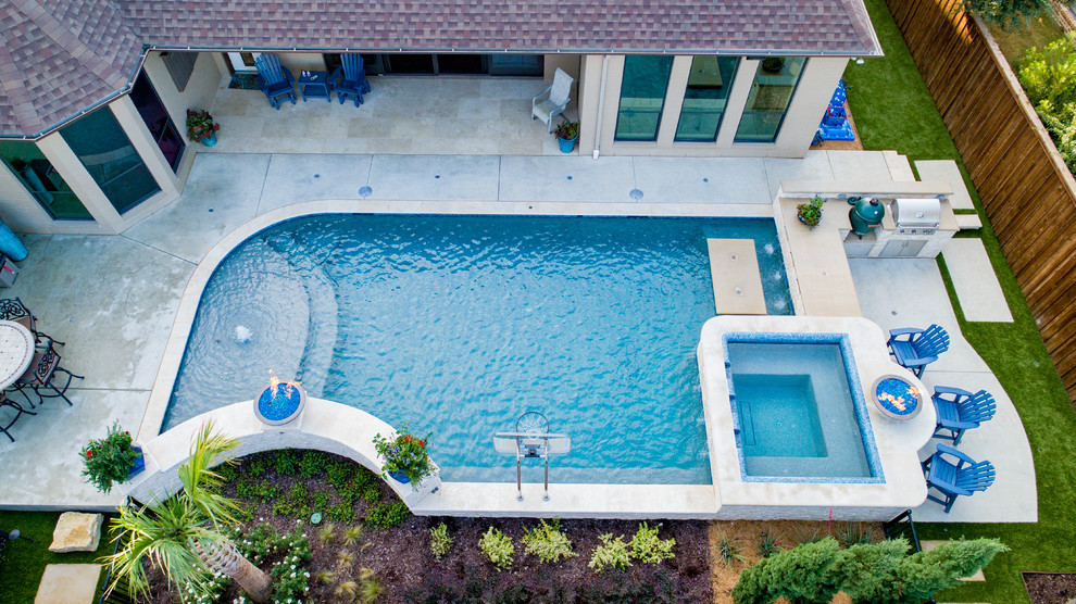Foto de piscina con fuente alargada tradicional renovada de tamaño medio a medida en patio trasero con suelo de hormigón estampado