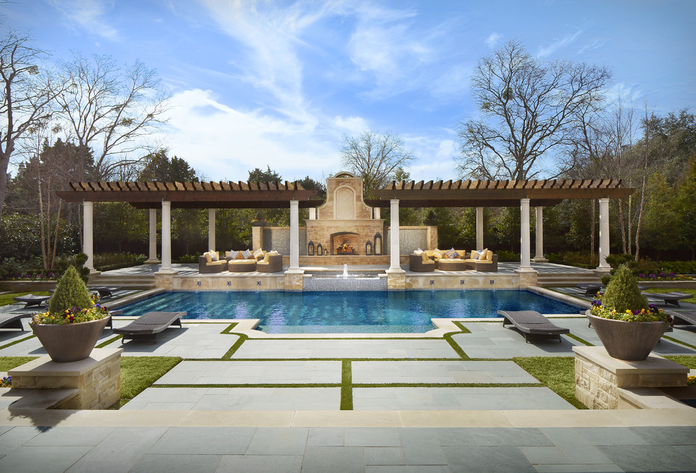 Cette image montre une très grande piscine hors-sol et arrière traditionnelle sur mesure avec un point d'eau et une dalle de béton.