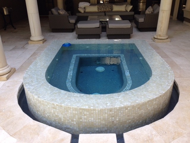На фото: маленький бассейн произвольной формы на внутреннем дворе в средиземноморском стиле с джакузи и покрытием из плитки для на участке и в саду