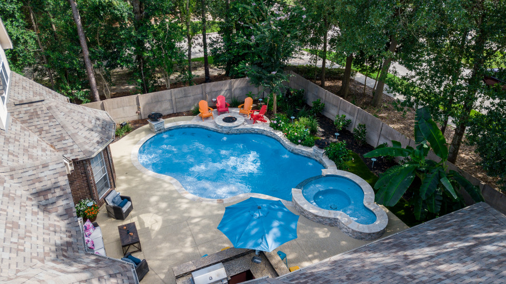 Свежая идея для дизайна: бассейн среднего размера, произвольной формы на заднем дворе в морском стиле - отличное фото интерьера
