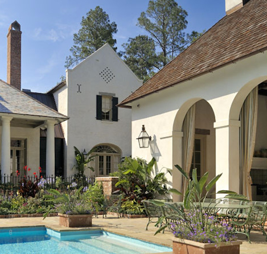 Diseño de casa de la piscina y piscina natural clásica extra grande a medida en patio trasero con adoquines de piedra natural