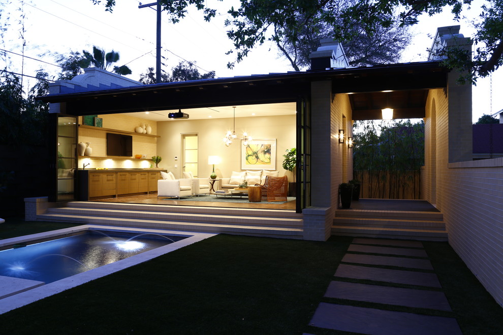 На фото: прямоугольный бассейн на заднем дворе в современном стиле