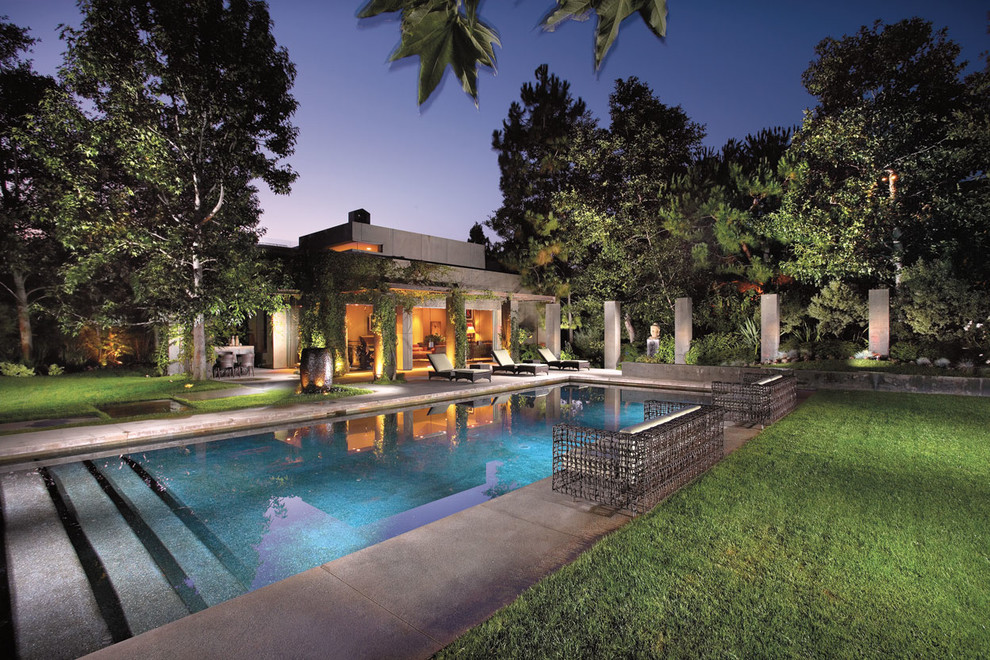 Свежая идея для дизайна: прямоугольный бассейн на заднем дворе в современном стиле - отличное фото интерьера