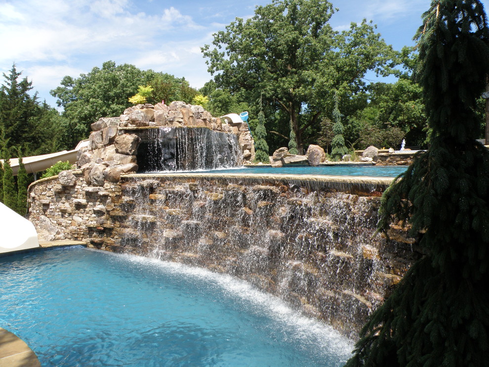 Imagen de piscina con fuente de estilo americano de tamaño medio a medida en patio trasero