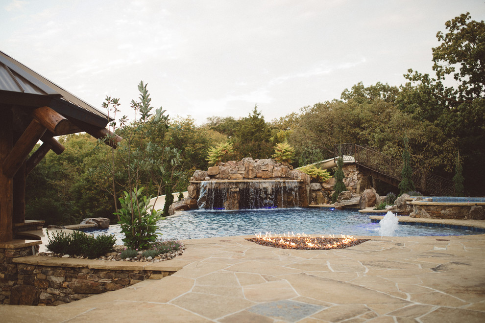 Imagen de piscina con fuente de estilo americano grande a medida en patio trasero