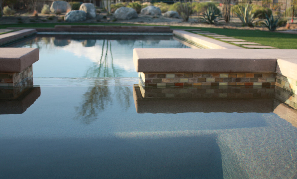 Idéer för en stor modern pool, med naturstensplattor