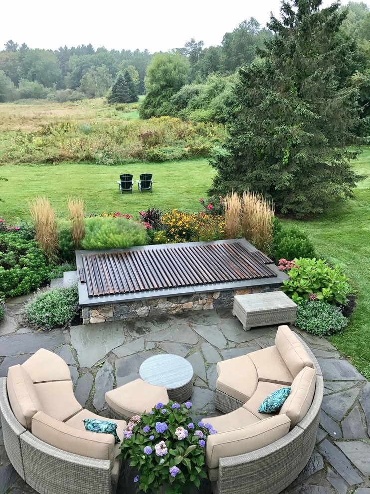 На фото: маленький естественный, прямоугольный бассейн на заднем дворе в классическом стиле с джакузи и покрытием из каменной брусчатки для на участке и в саду
