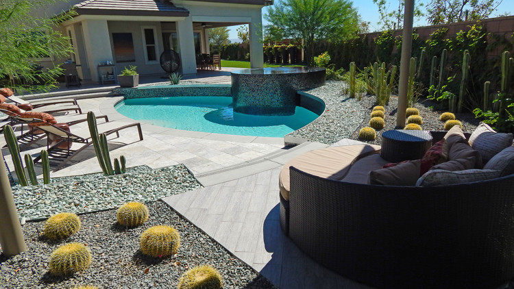 Esempio di una piscina minimal personalizzata di medie dimensioni e dietro casa con una vasca idromassaggio e piastrelle