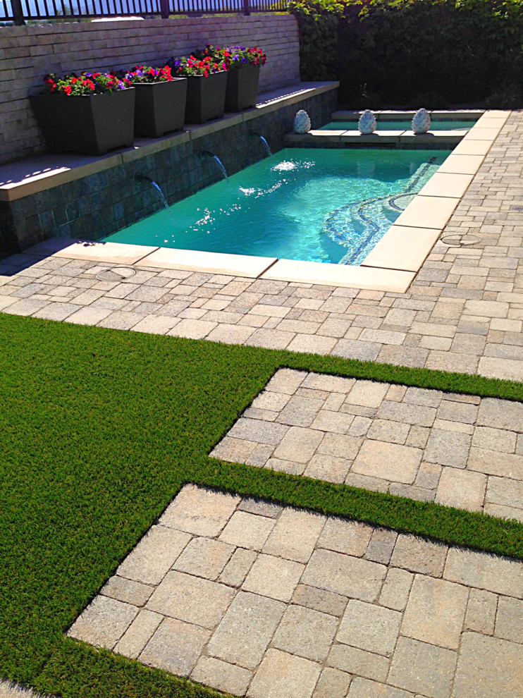 Immagine di una piccola piscina minimal personalizzata dietro casa con pavimentazioni in cemento